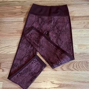 FABLETICS athletic leggings! bottom: XS